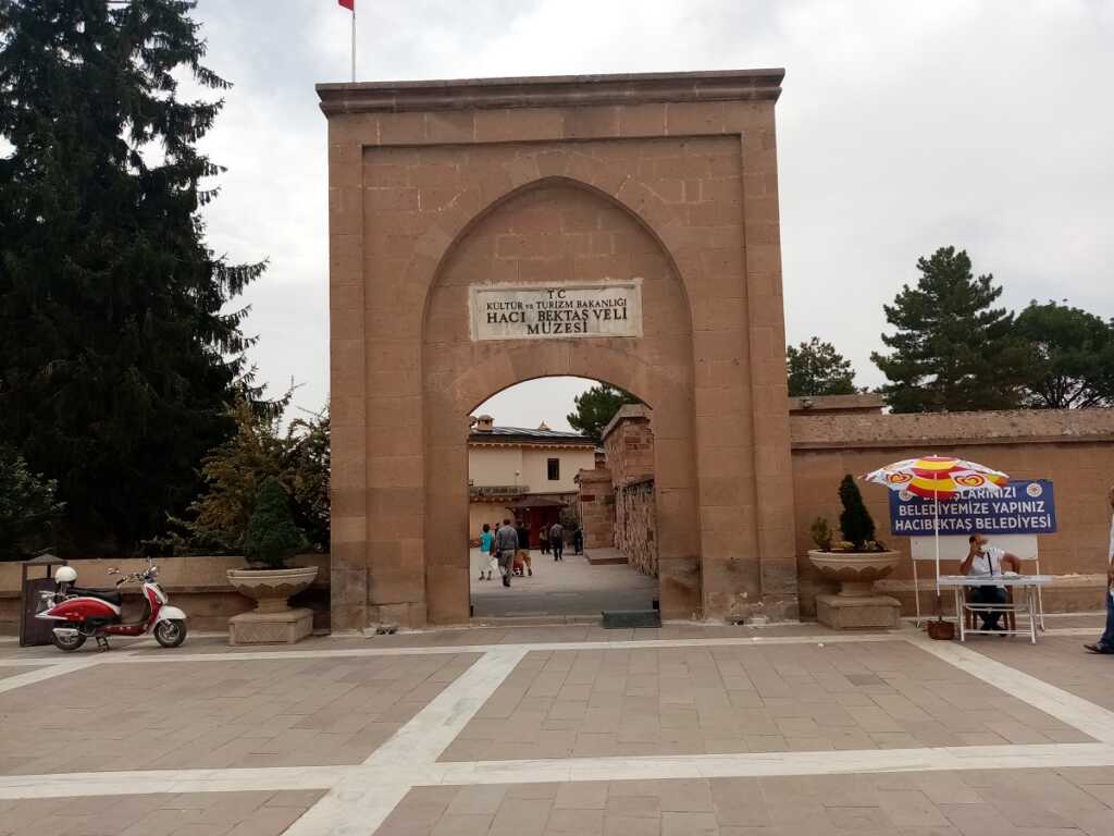 Cümle kapısı - Şeriat kapısı -Eşiğe basılmaz, niyaz edilir